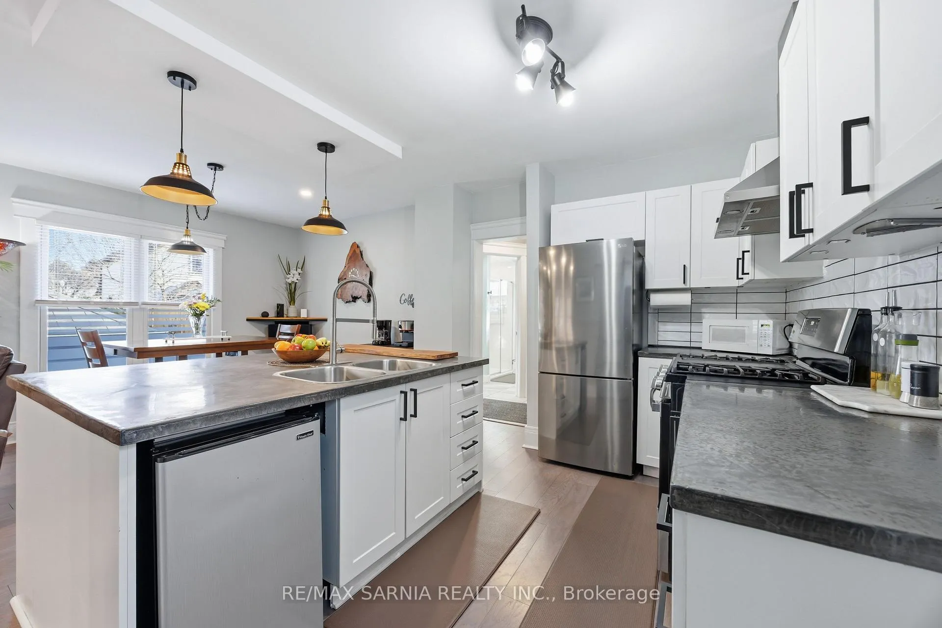Photo 15 of 142 Mackenzie Street S, Sarnia — HOMEH