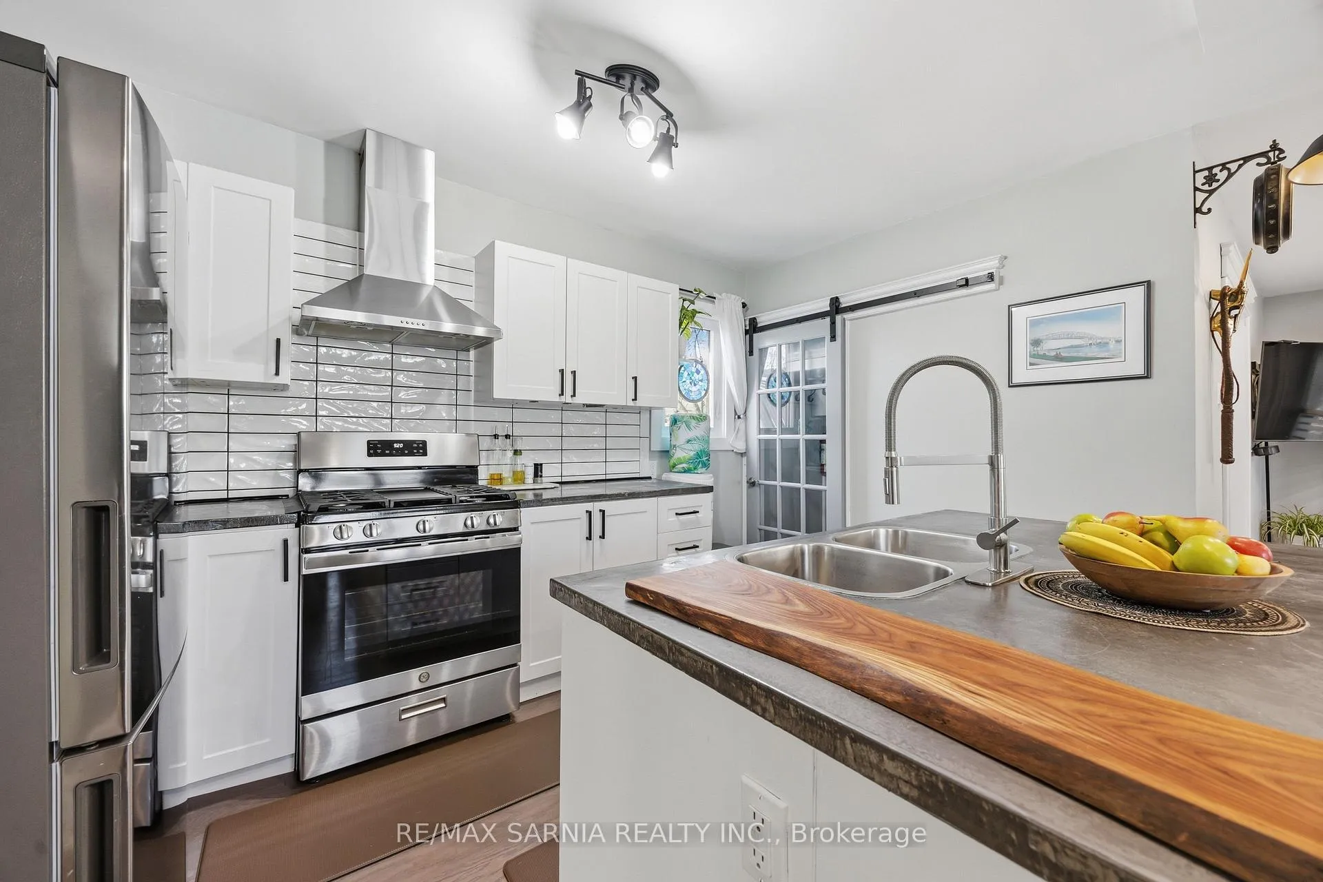 Photo 17 of 142 Mackenzie Street S, Sarnia — HOMEH