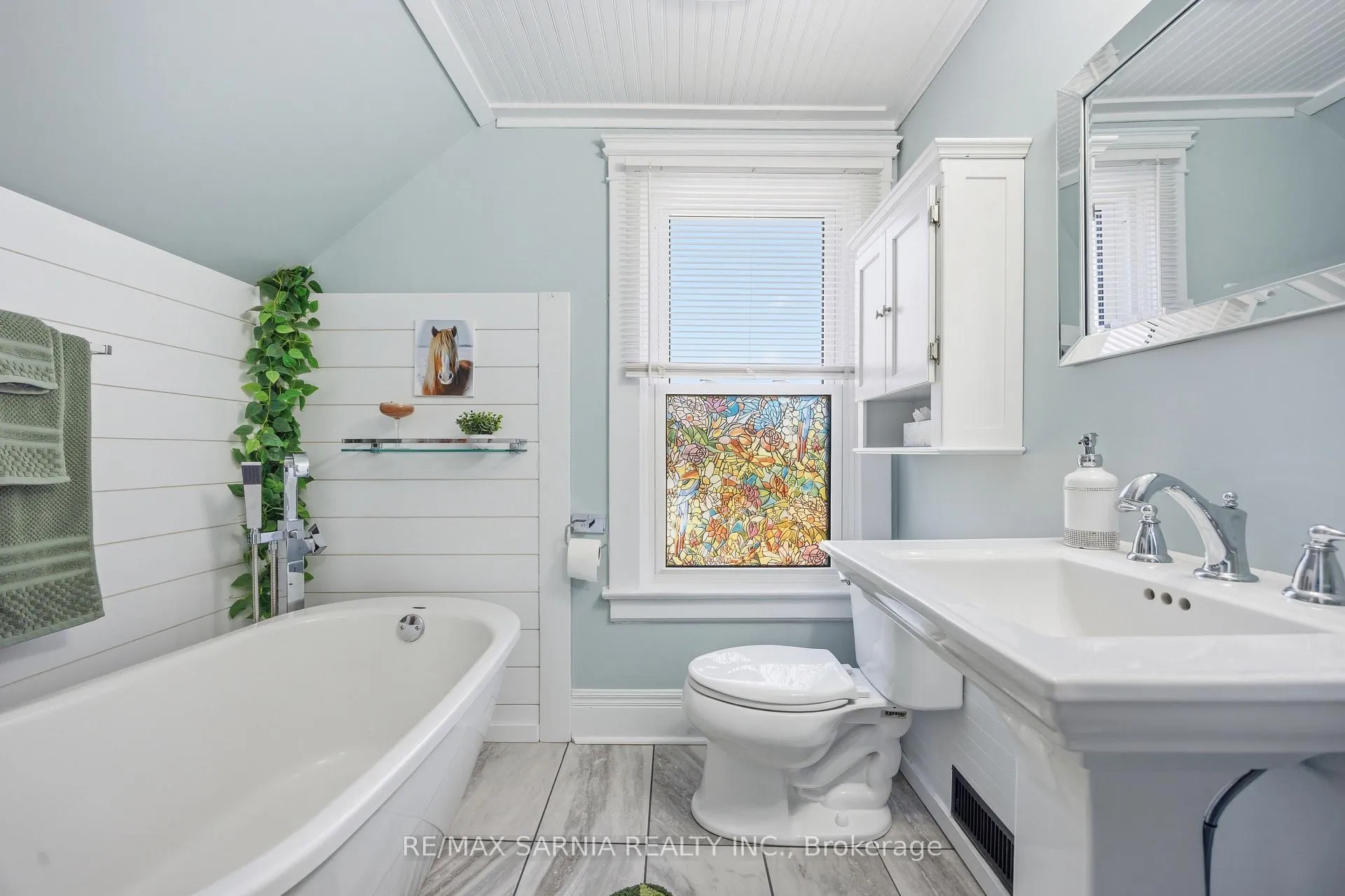 Photo 30 of 142 Mackenzie Street S, Sarnia — HOMEH