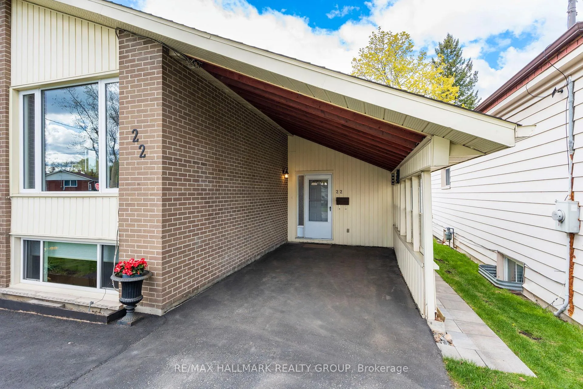 Photo 2 of 22 Elm Avenue, Brockville — HOMEH