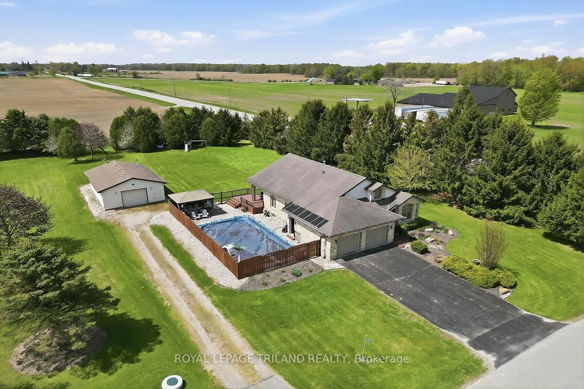 Photo 2 of 24671 Dodge Drive, Strathroy-Caradoc, Cairngorm — HOMEH