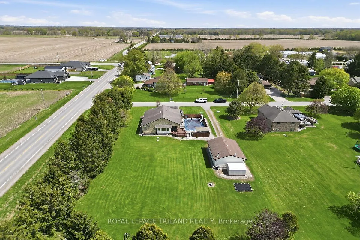 Photo 4 of 24671 Dodge Drive, Strathroy-Caradoc, Cairngorm — HOMEH