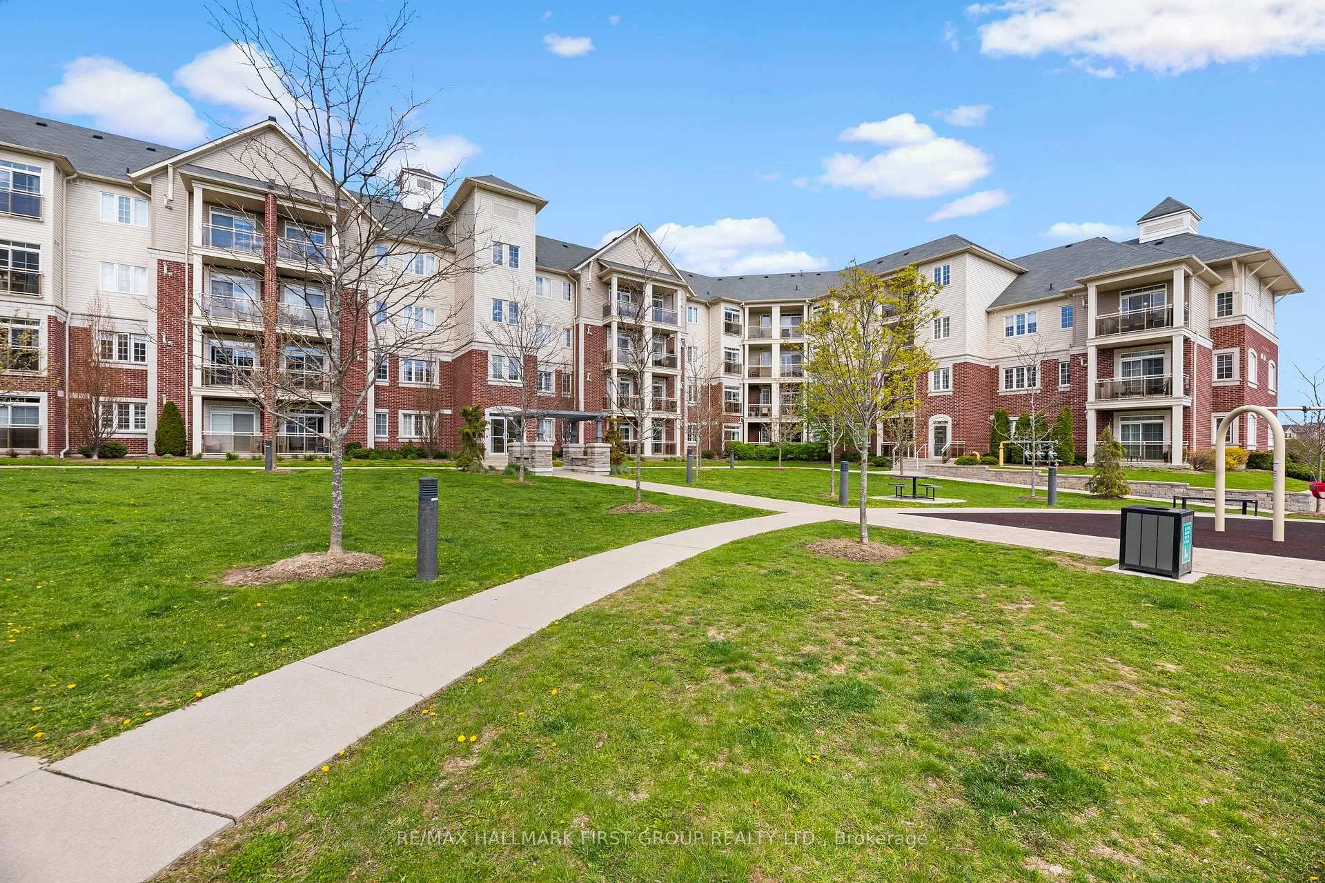 Photo 2 of Unit 111, 80 Aspen Springs Drive, Clarington, Bowmanville — HOMEH