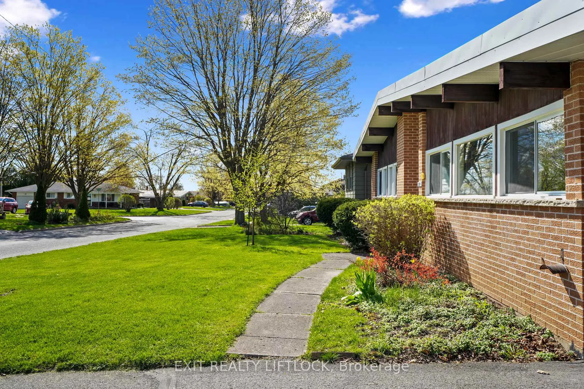Photo 2 of 1224 Cabot Street, Peterborough, Northcrest Ward 5 — HOMEH