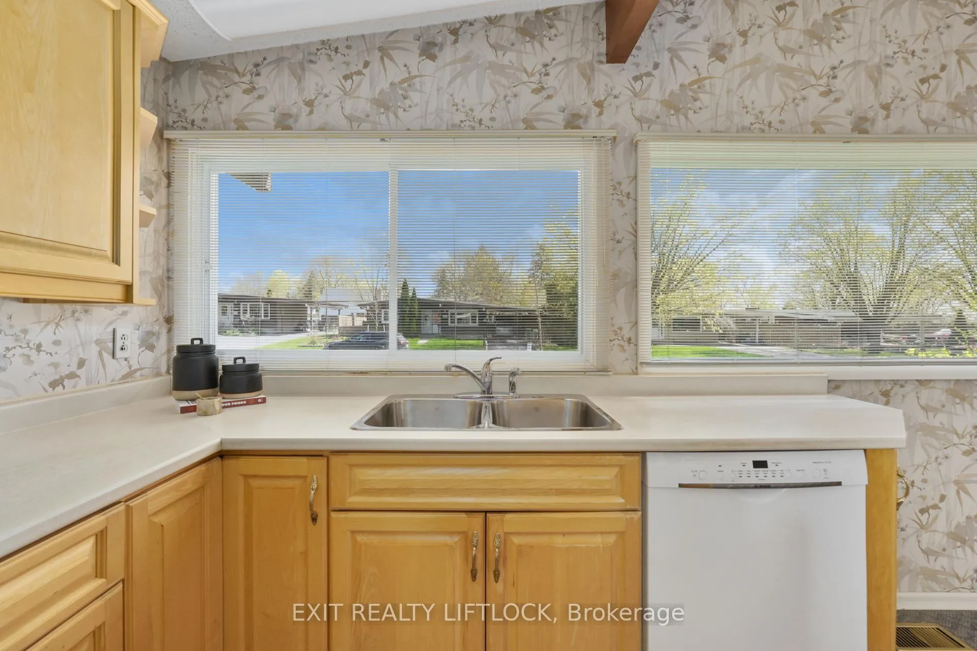 Photo 11 of 1224 Cabot Street, Peterborough, Northcrest Ward 5 — HOMEH