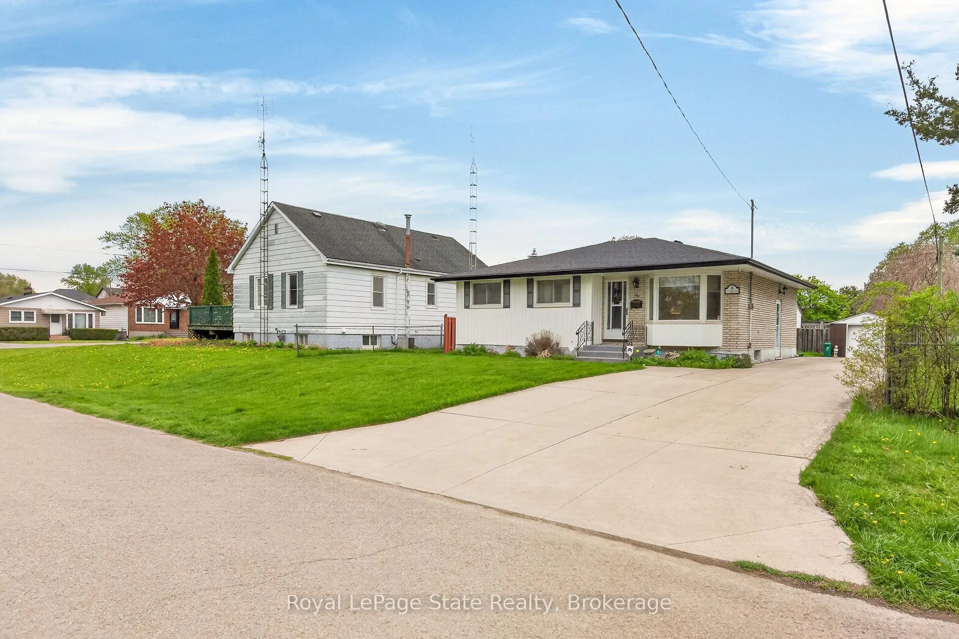 Photo 3 of 8 Woodrow Street N, St. Catharines, Secord Woods — HOMEH