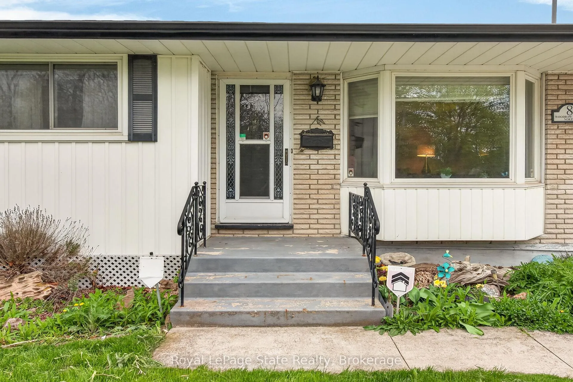 Photo 4 of 8 Woodrow Street N, St. Catharines, Secord Woods — HOMEH