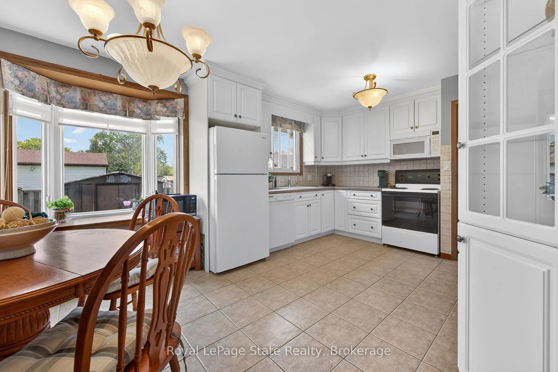 Photo 5 of 8 Woodrow Street N, St. Catharines, Secord Woods — HOMEH