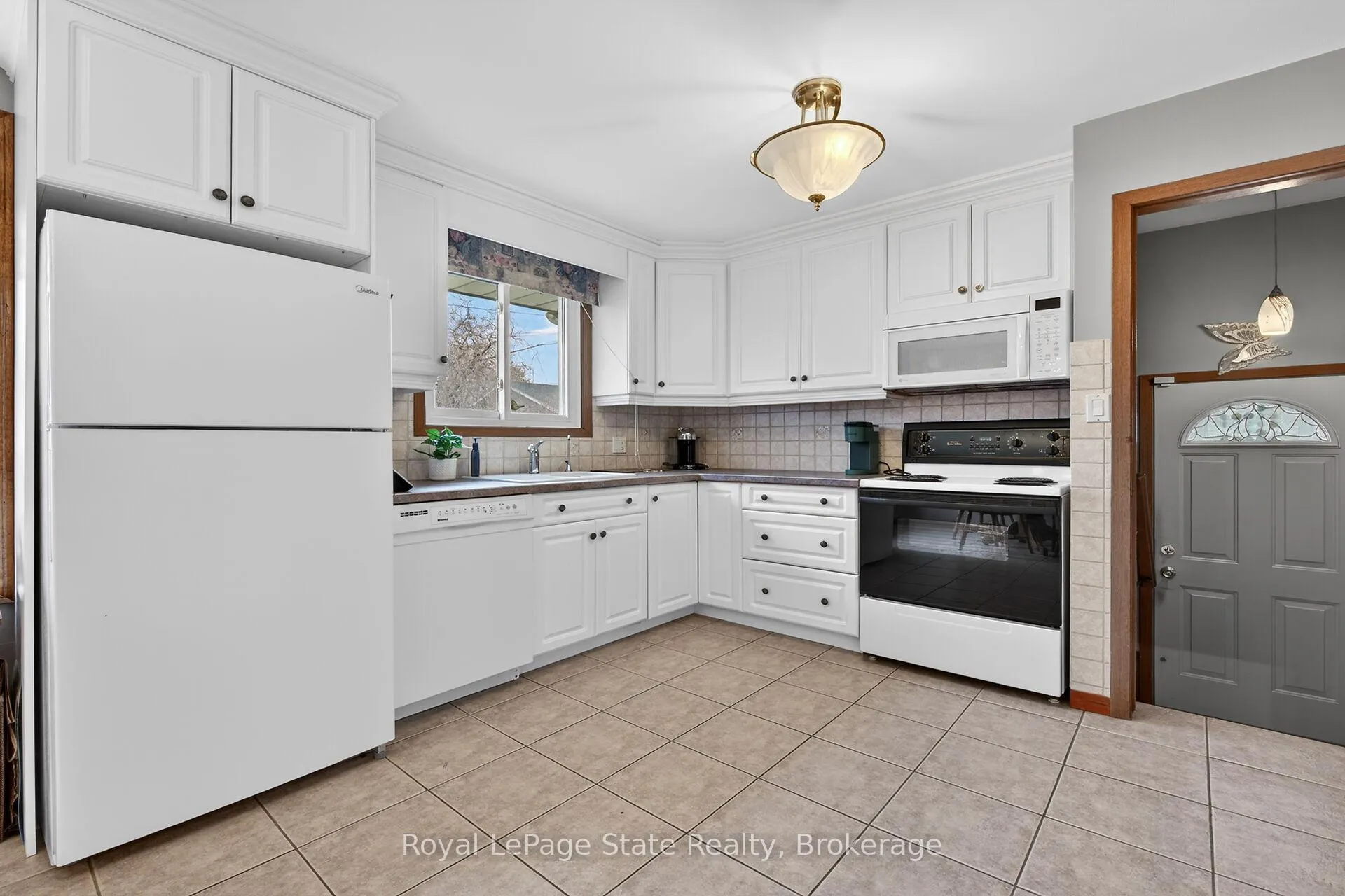 Photo 6 of 8 Woodrow Street N, St. Catharines, Secord Woods — HOMEH