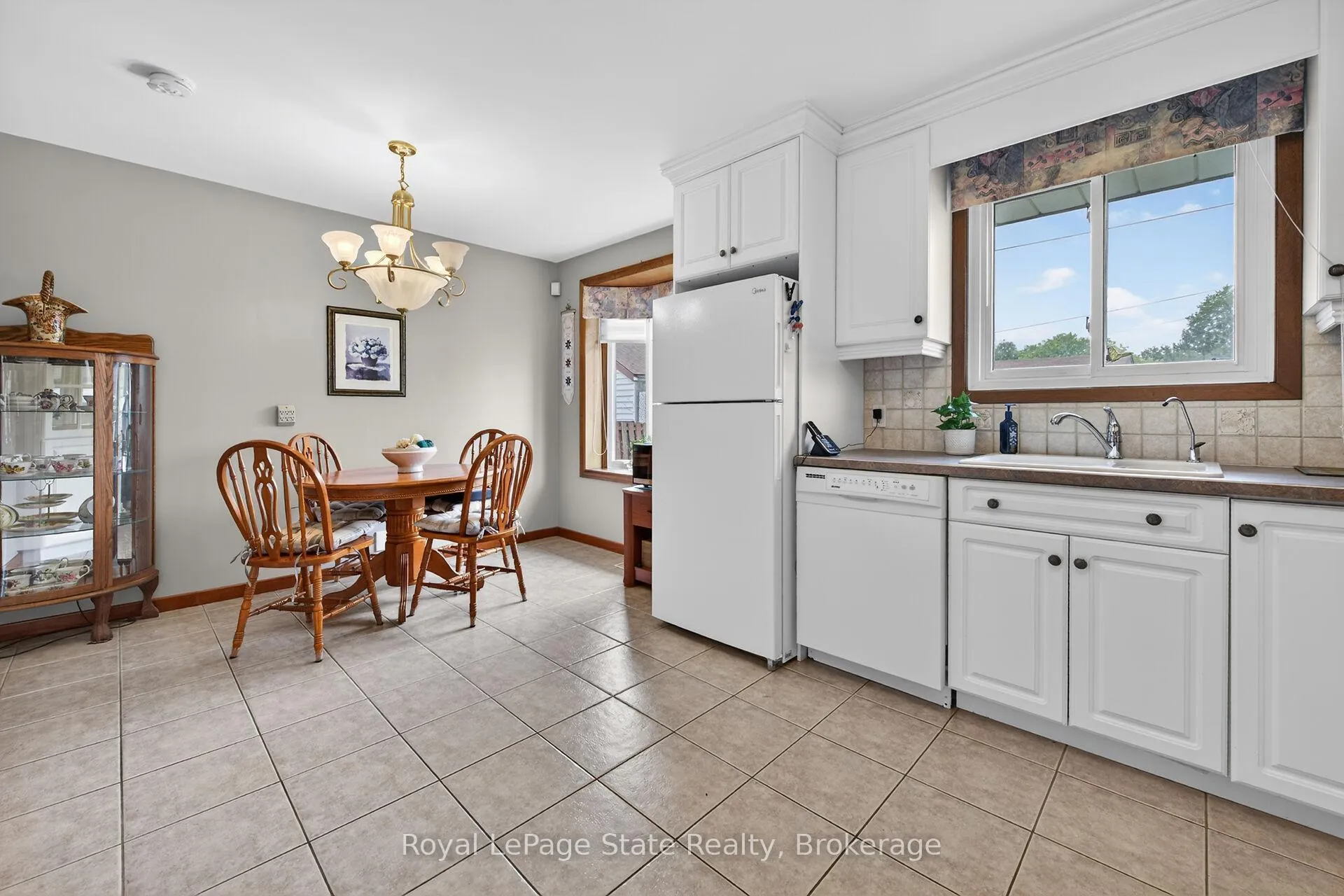 Photo 8 of 8 Woodrow Street N, St. Catharines, Secord Woods — HOMEH