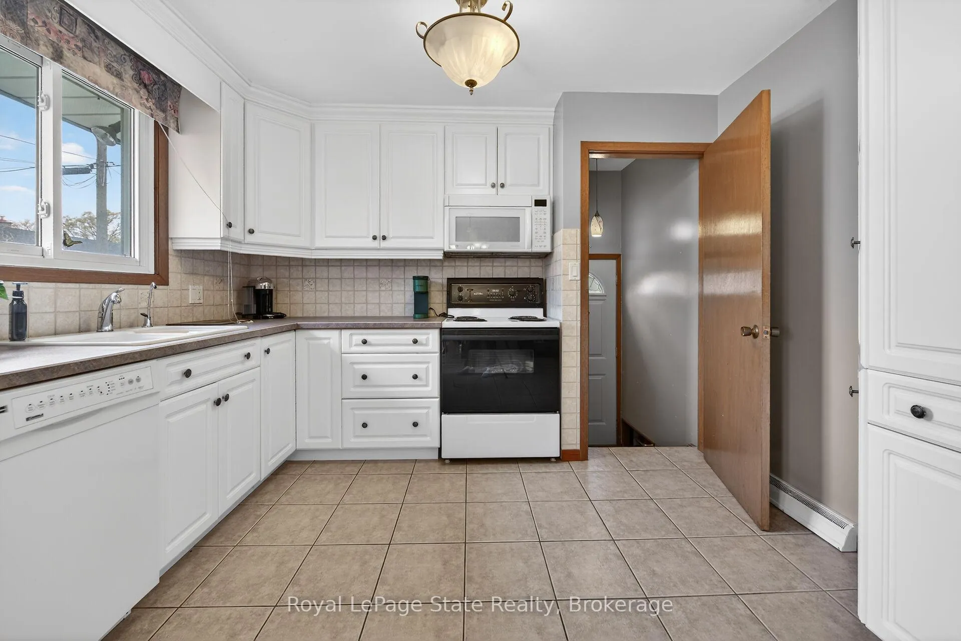 Photo 11 of 8 Woodrow Street N, St. Catharines, Secord Woods — HOMEH