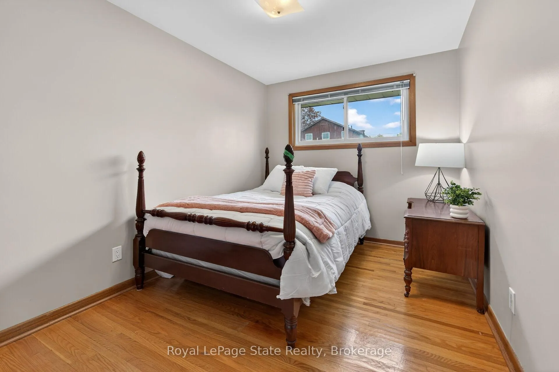 Photo 21 of 8 Woodrow Street N, St. Catharines, Secord Woods — HOMEH