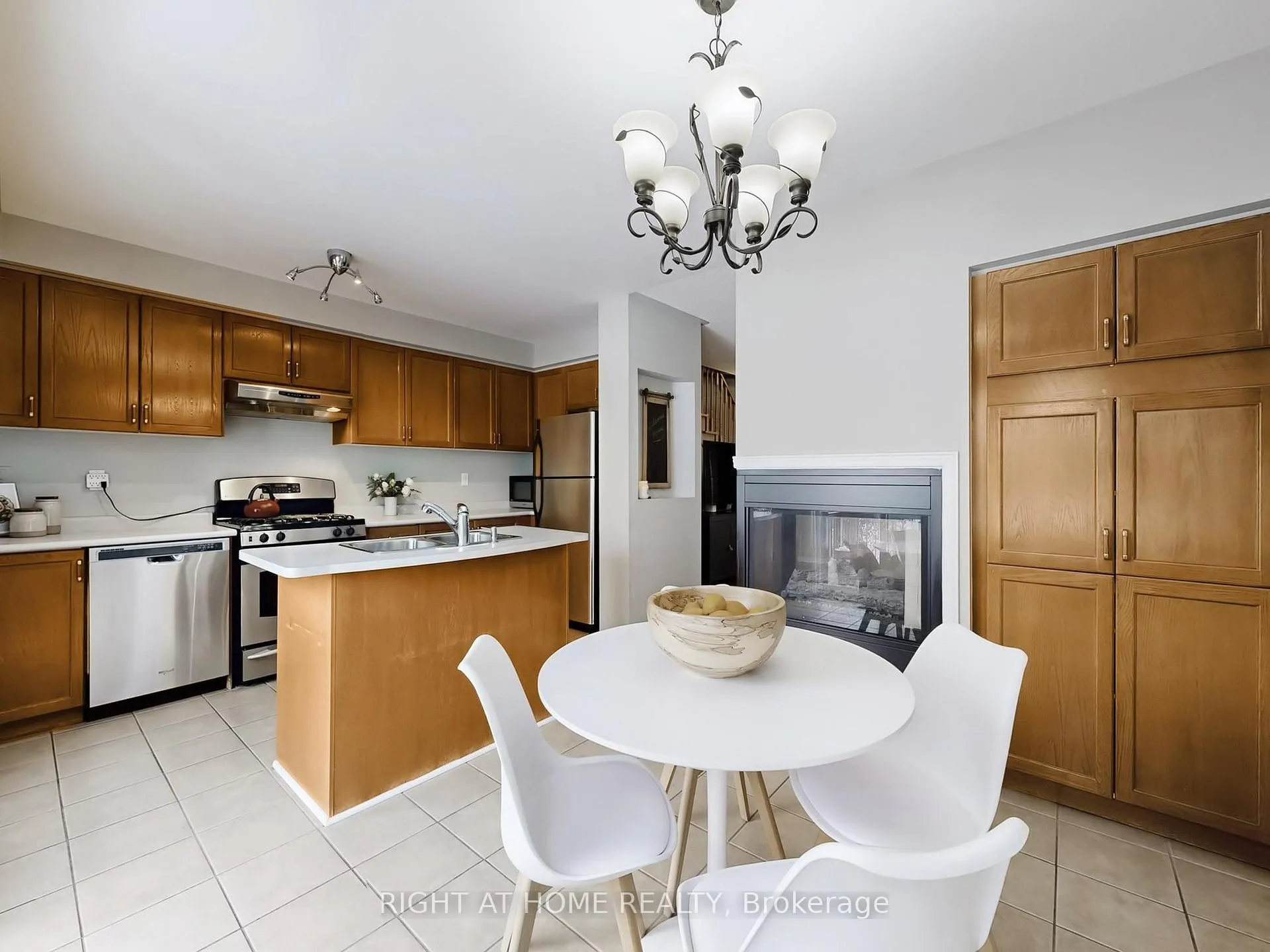 Photo 7 of 605 Willowick Drive, Newmarket, Stonehaven-Wyndham — HOMEH