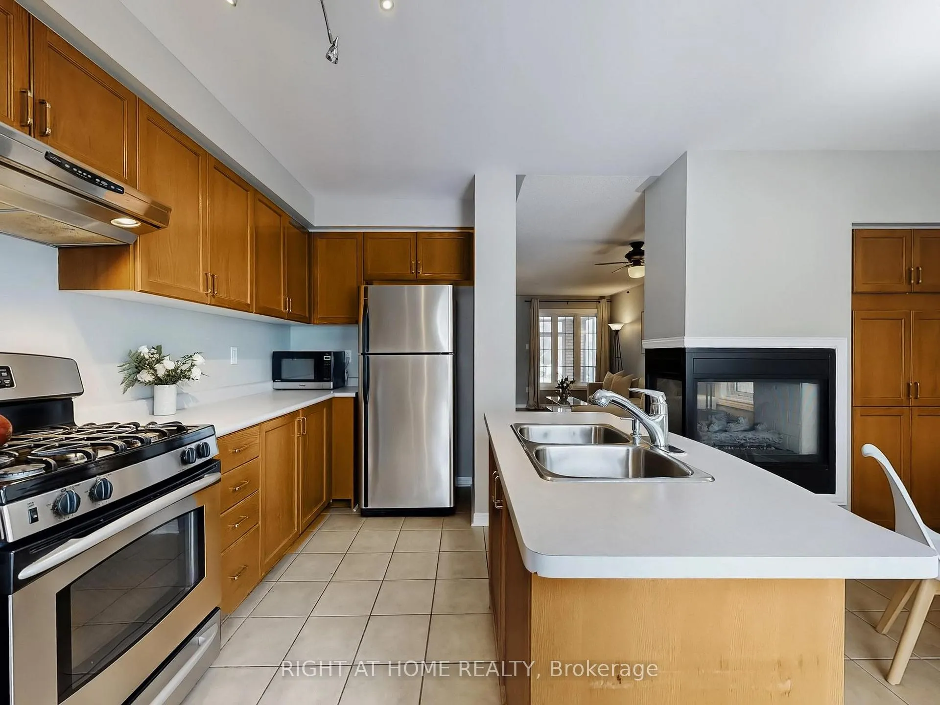 Photo 8 of 605 Willowick Drive, Newmarket, Stonehaven-Wyndham — HOMEH