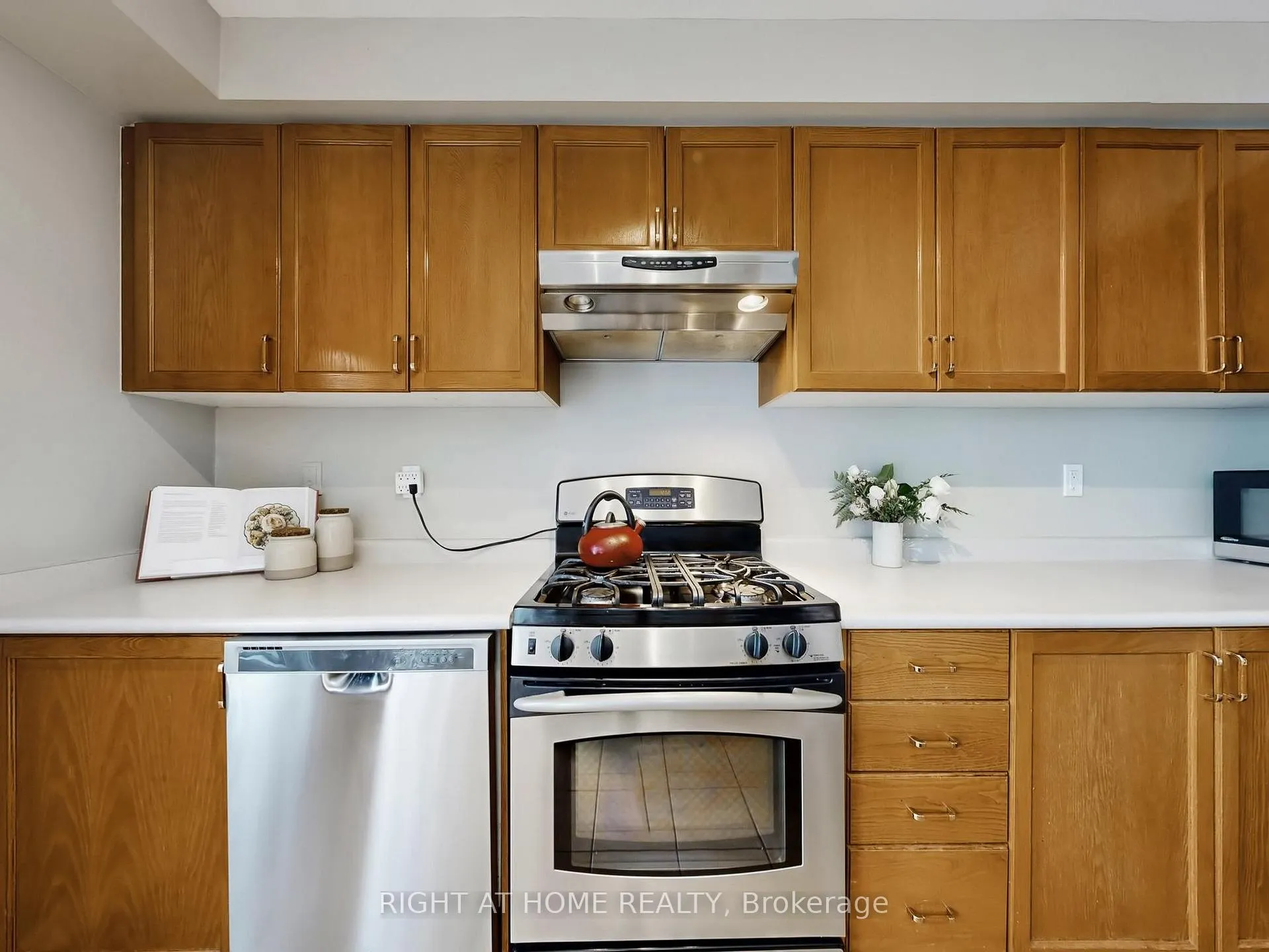 Photo 10 of 605 Willowick Drive, Newmarket, Stonehaven-Wyndham — HOMEH