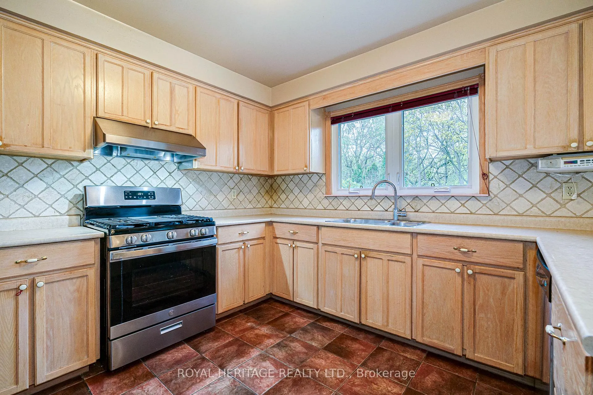 Photo 10 of 100 Squire Bakers Lane, Markham, Sherwood-Amberglen — HOMEH