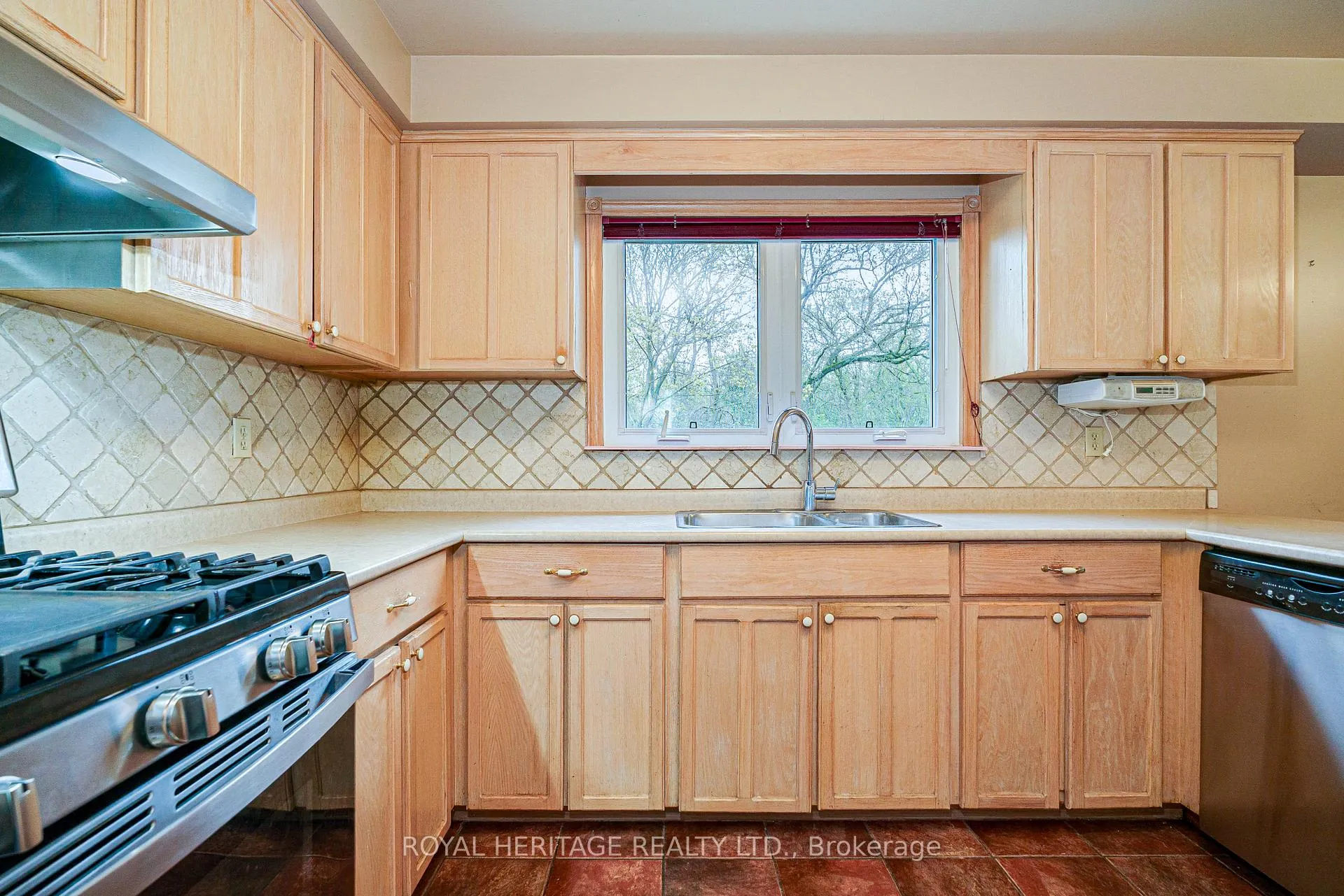 Photo 12 of 100 Squire Bakers Lane, Markham, Sherwood-Amberglen — HOMEH