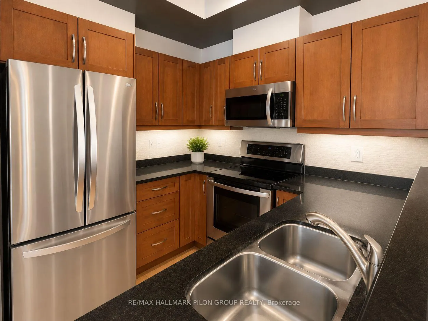 Photo 3 of Unit 902, 95 Bronson Avenue, Ottawa, Ottawa Centre — HOMEH