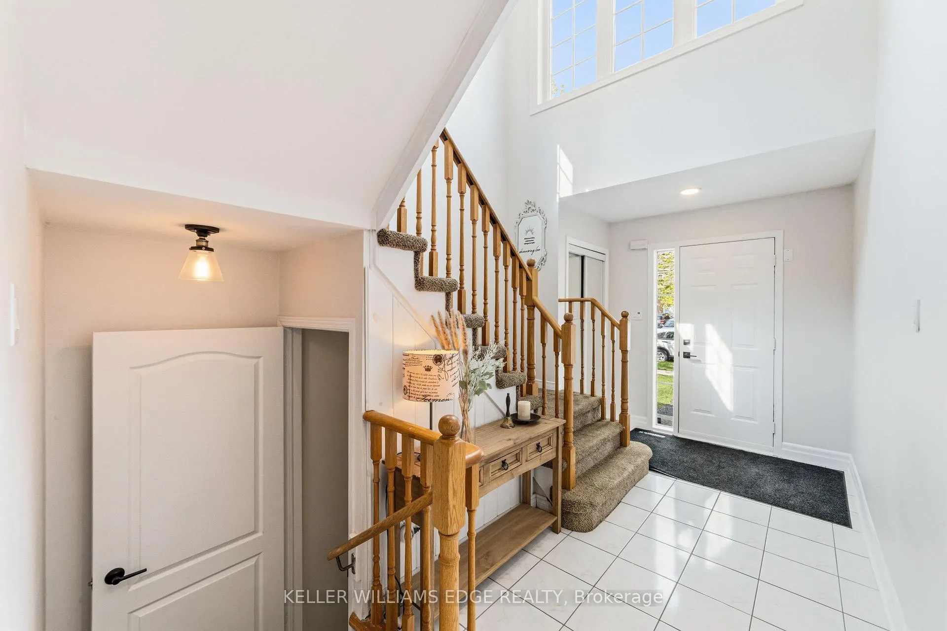 Photo 3 of 39 Harnesworth Crescent, Hamilton, Waterdown — HOMEH