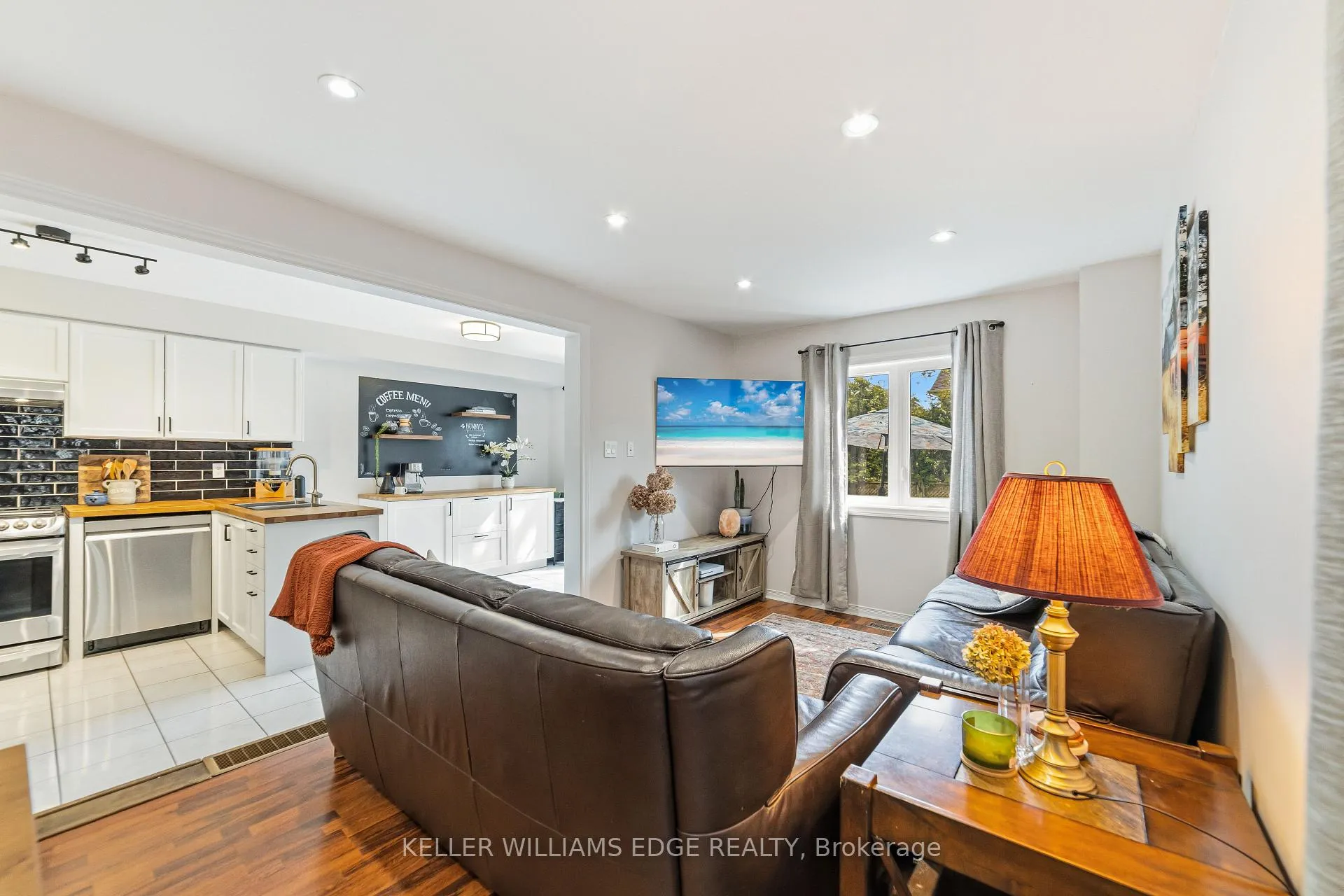 Photo 9 of 39 Harnesworth Crescent, Hamilton, Waterdown — HOMEH