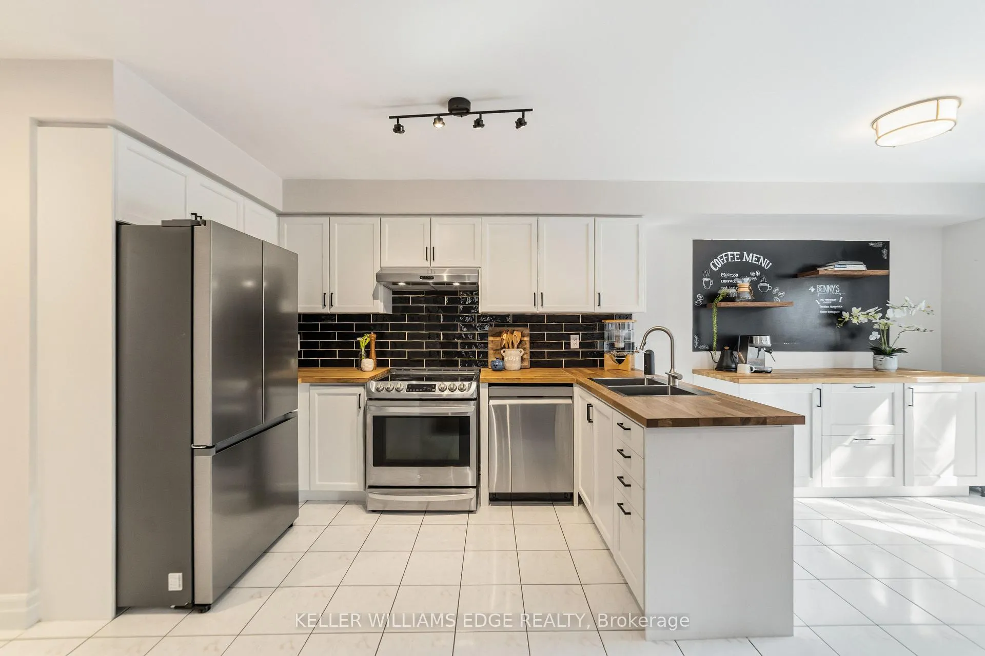 Photo 13 of 39 Harnesworth Crescent, Hamilton, Waterdown — HOMEH