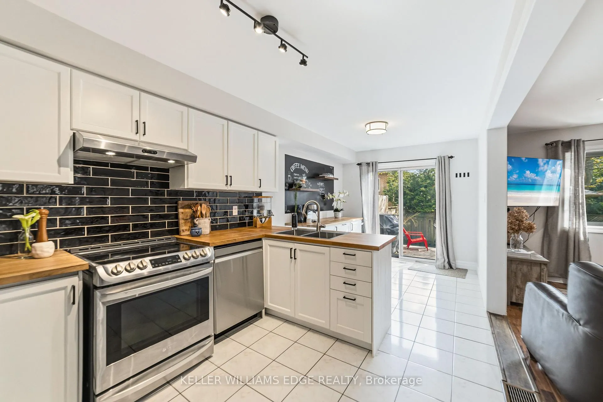 Photo 14 of 39 Harnesworth Crescent, Hamilton, Waterdown — HOMEH