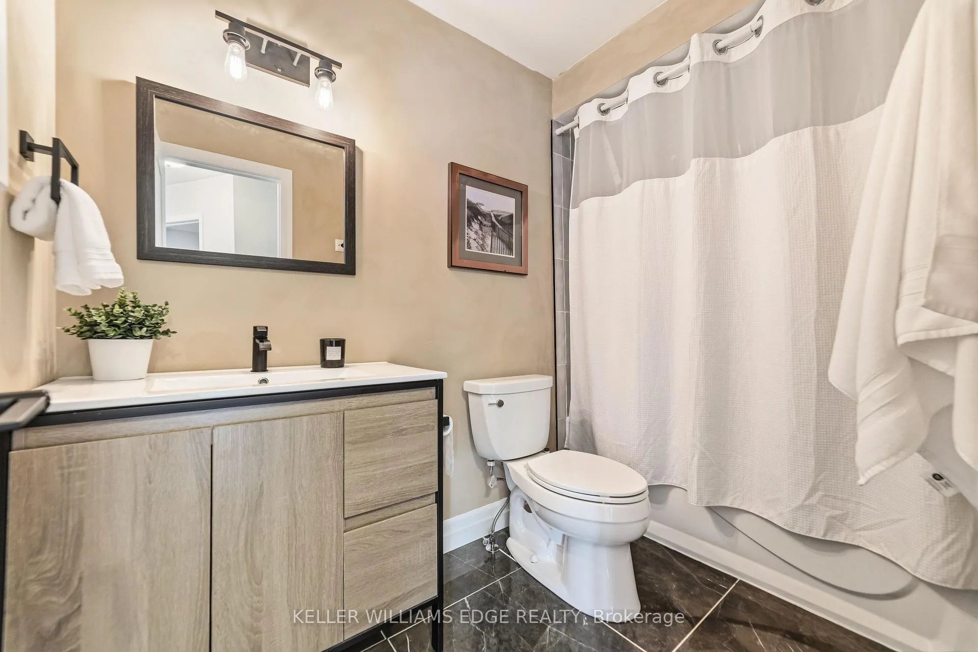 Photo 21 of 39 Harnesworth Crescent, Hamilton, Waterdown — HOMEH