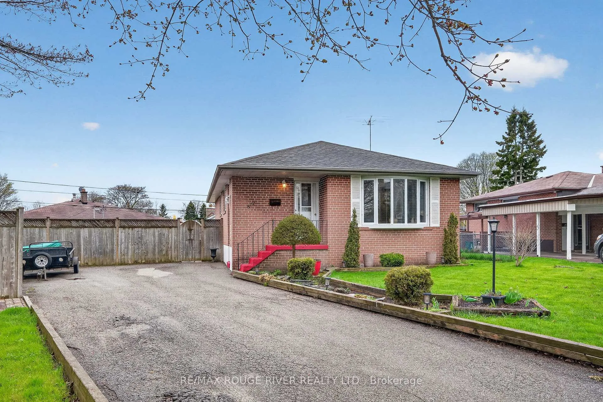 Photo 3 of 812 Bem Avenue, Pickering, Bay Ridges — HOMEH