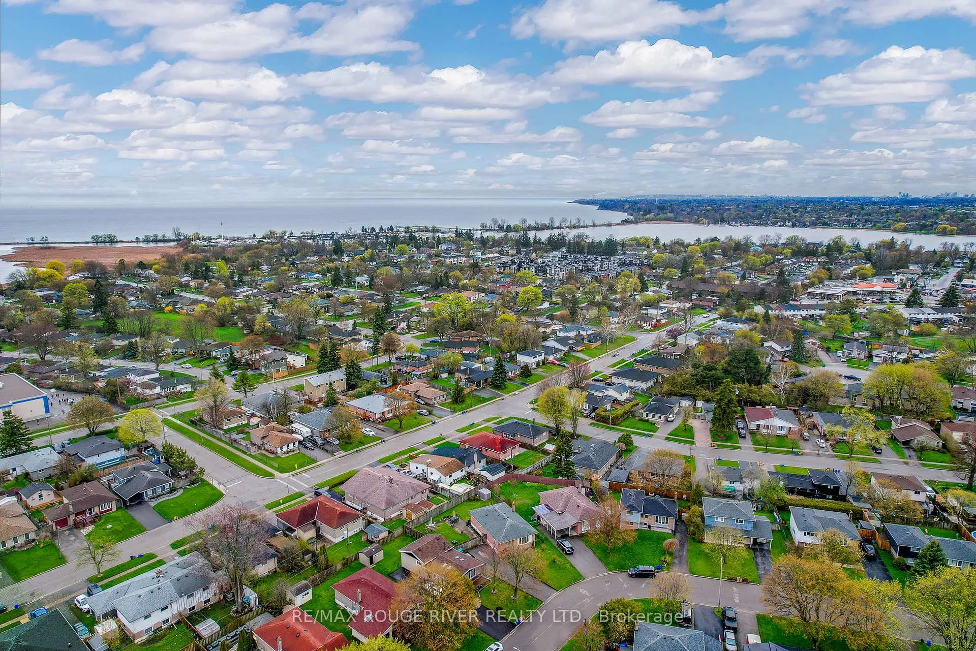 Photo 4 of 812 Bem Avenue, Pickering, Bay Ridges — HOMEH
