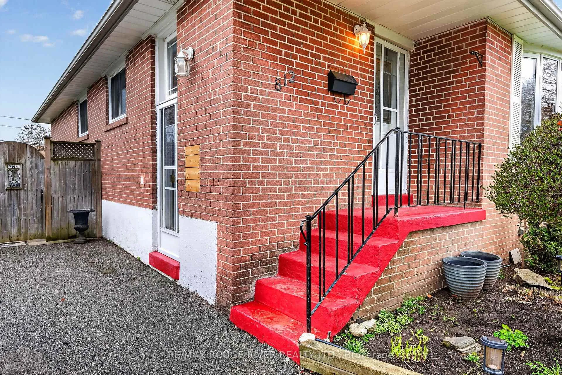 Photo 6 of 812 Bem Avenue, Pickering, Bay Ridges — HOMEH