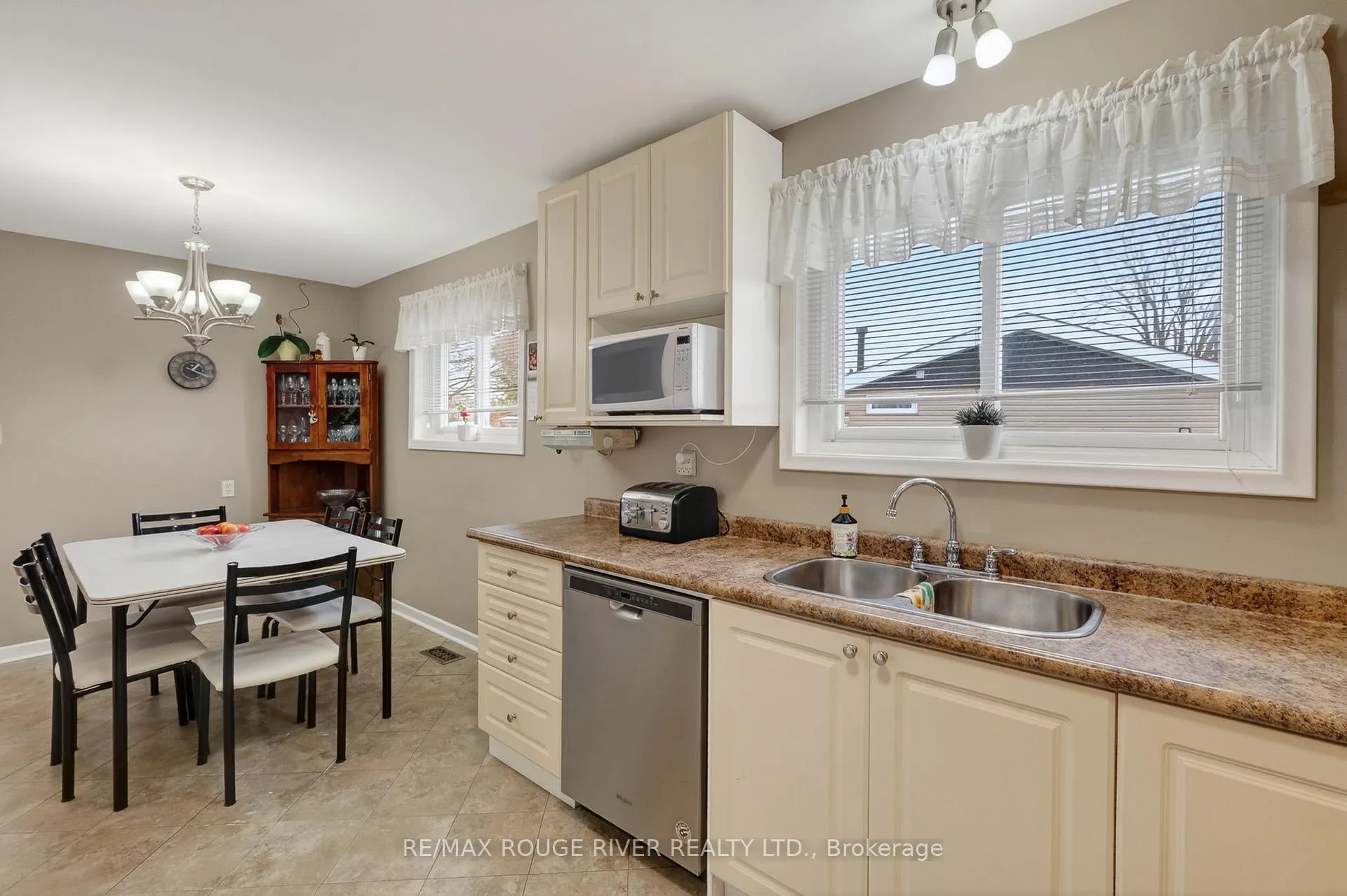 Photo 15 of 812 Bem Avenue, Pickering, Bay Ridges — HOMEH