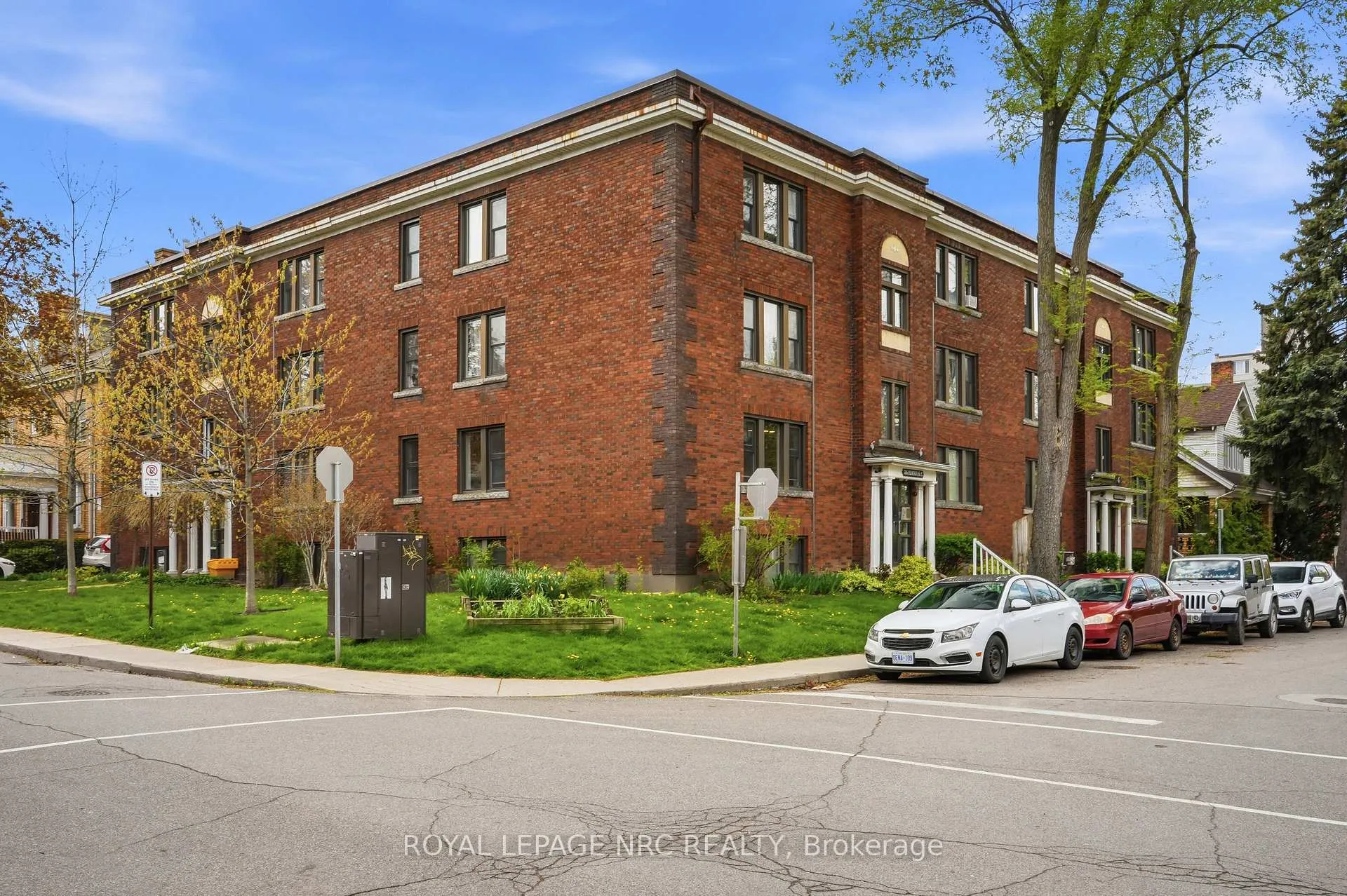 Photo 2 of Unit 11, 356 Hunter Street E, Hamilton, Stinson — HOMEH