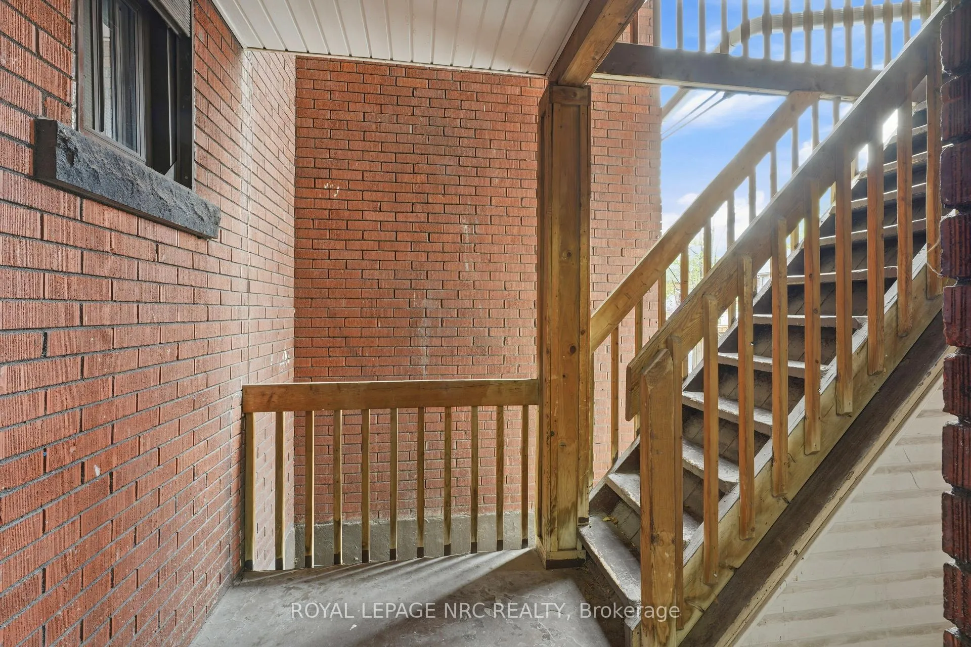 Photo 3 of Unit 11, 356 Hunter Street E, Hamilton, Stinson — HOMEH