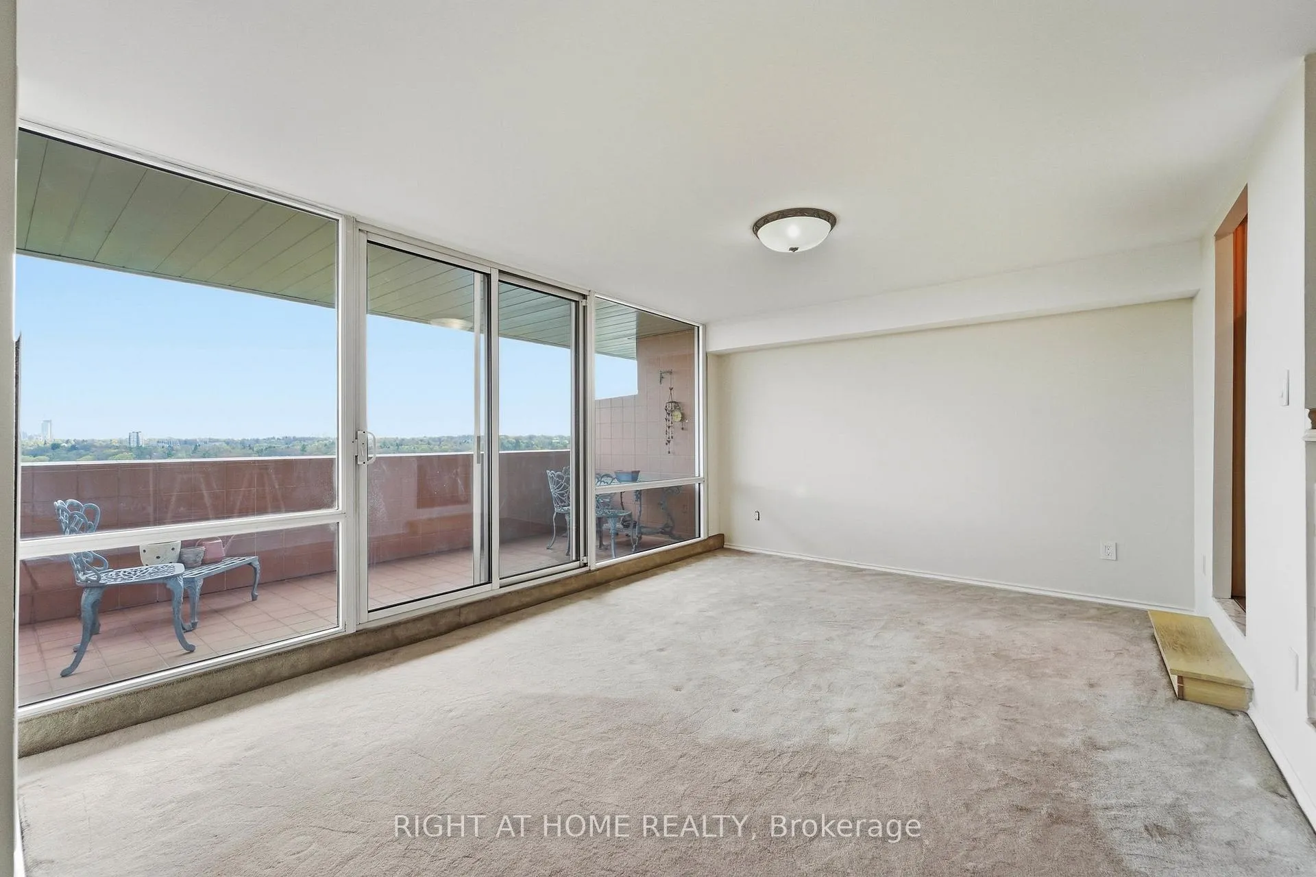 Photo 4 of Unit 2011, 240 Scarlett Road, Toronto, Rockcliffe-Smythe — HOMEH