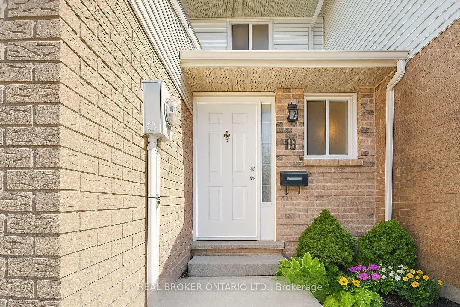 Photo 2 of 18 Julie Drive, Thorold, Confederation Heights — HOMEH