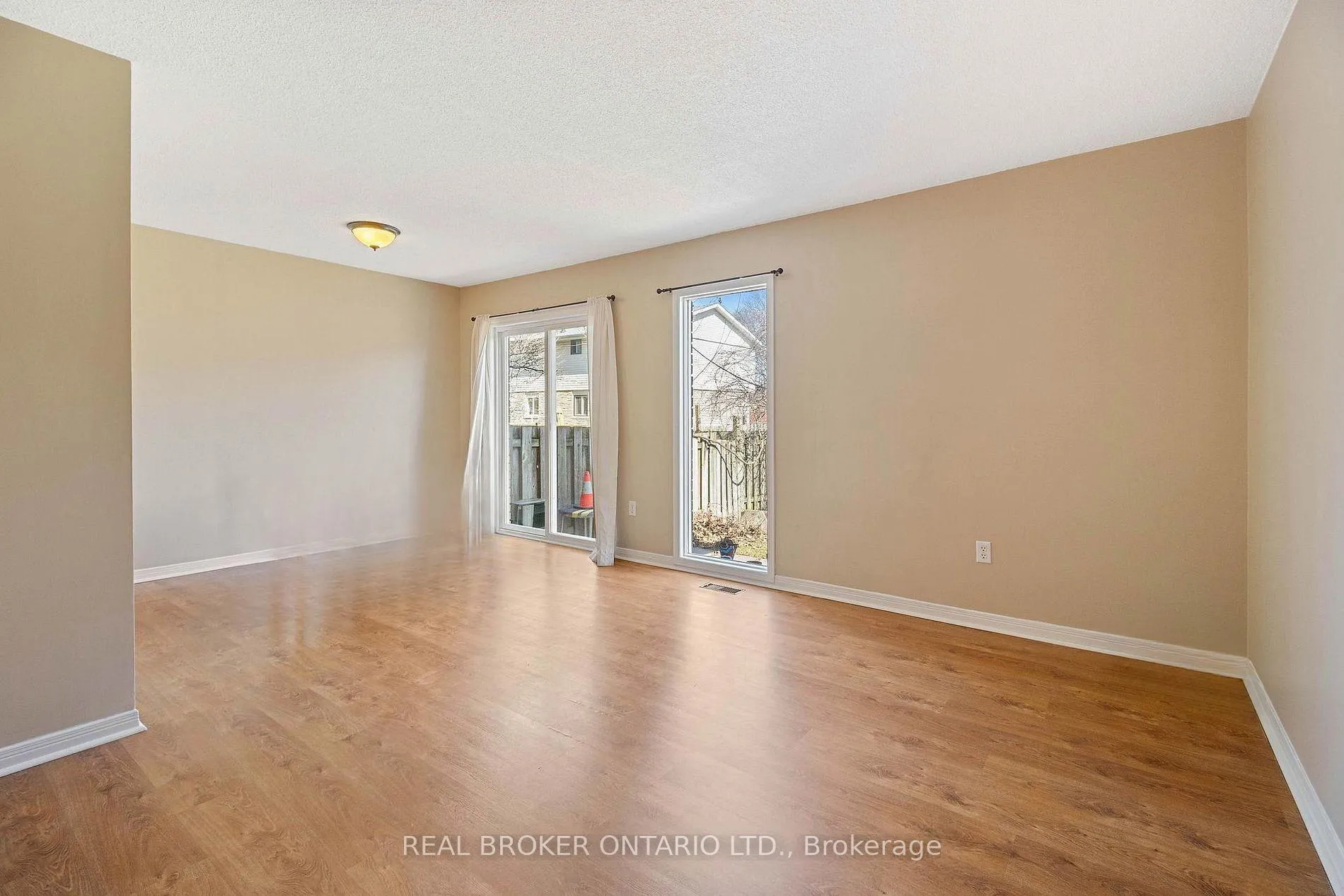 Photo 6 of 18 Julie Drive, Thorold, Confederation Heights — HOMEH