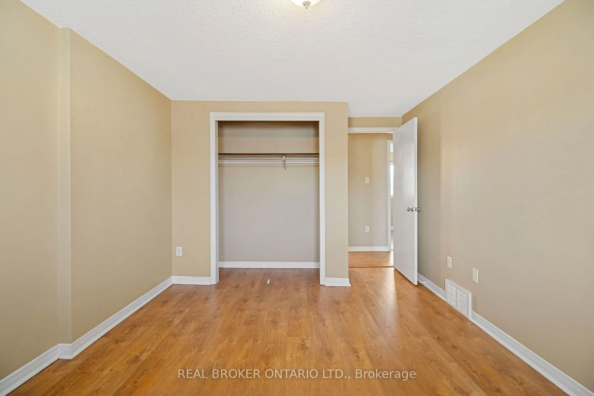 Photo 9 of 18 Julie Drive, Thorold, Confederation Heights — HOMEH
