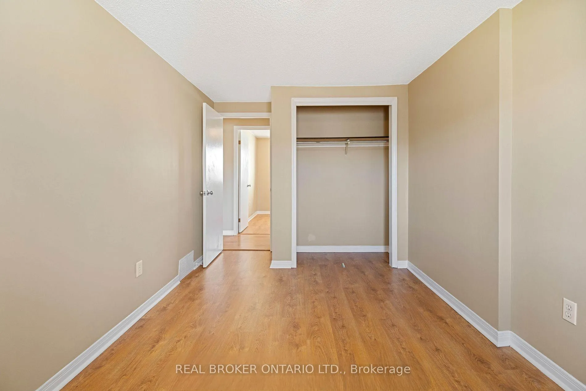 Photo 11 of 18 Julie Drive, Thorold, Confederation Heights — HOMEH