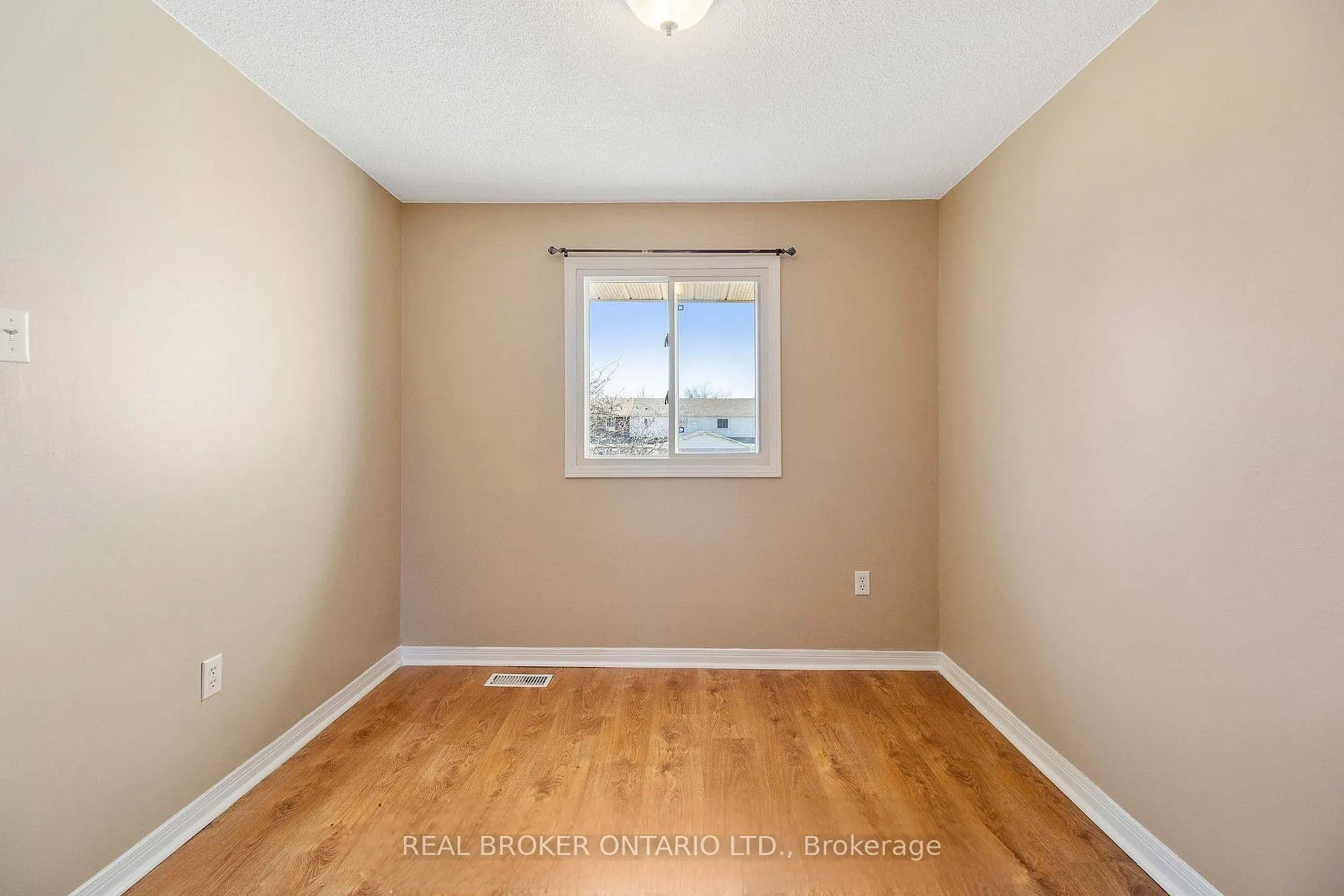 Photo 12 of 18 Julie Drive, Thorold, Confederation Heights — HOMEH