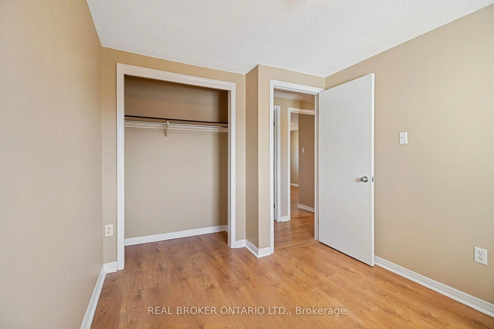 Photo 13 of 18 Julie Drive, Thorold, Confederation Heights — HOMEH