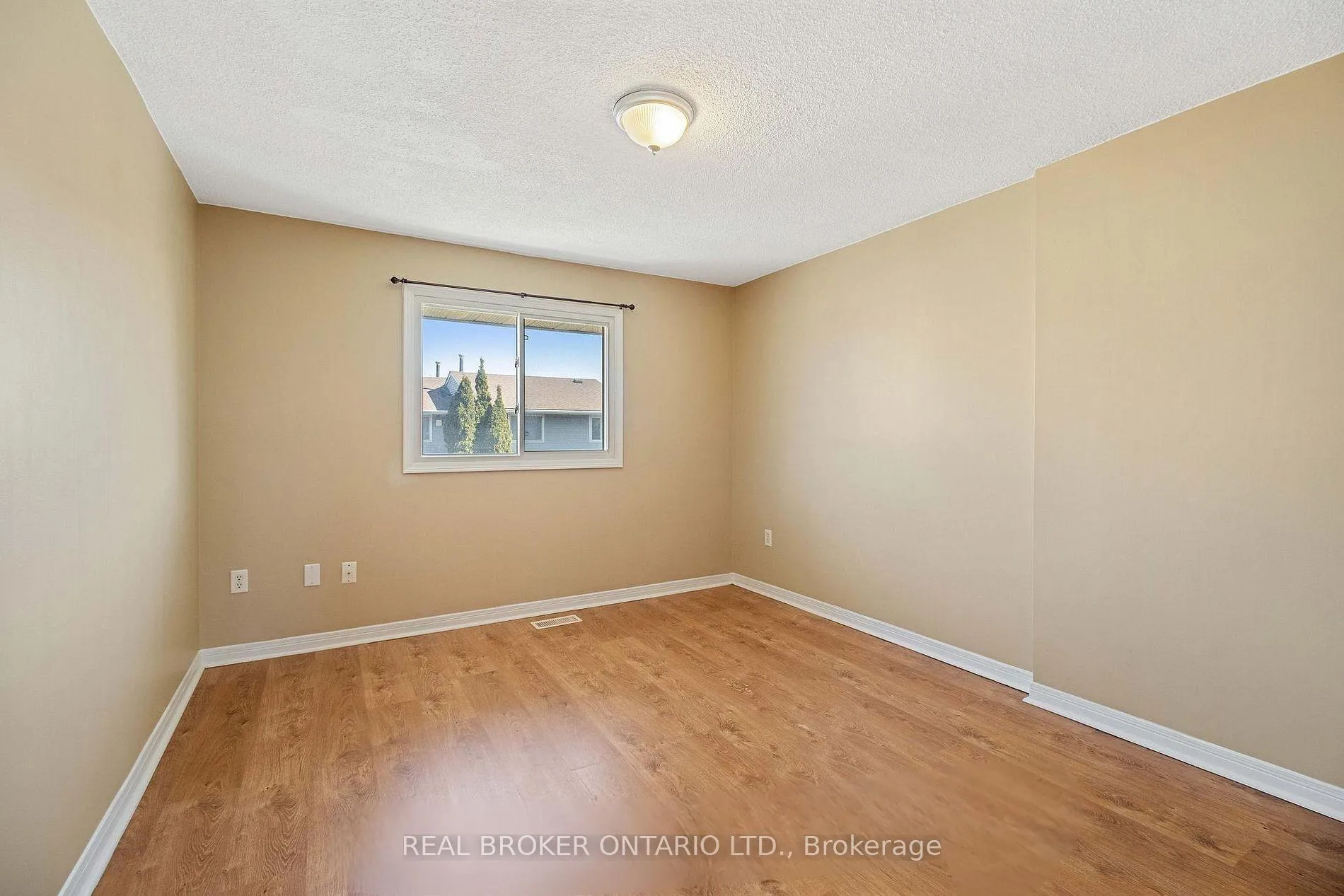 Photo 14 of 18 Julie Drive, Thorold, Confederation Heights — HOMEH
