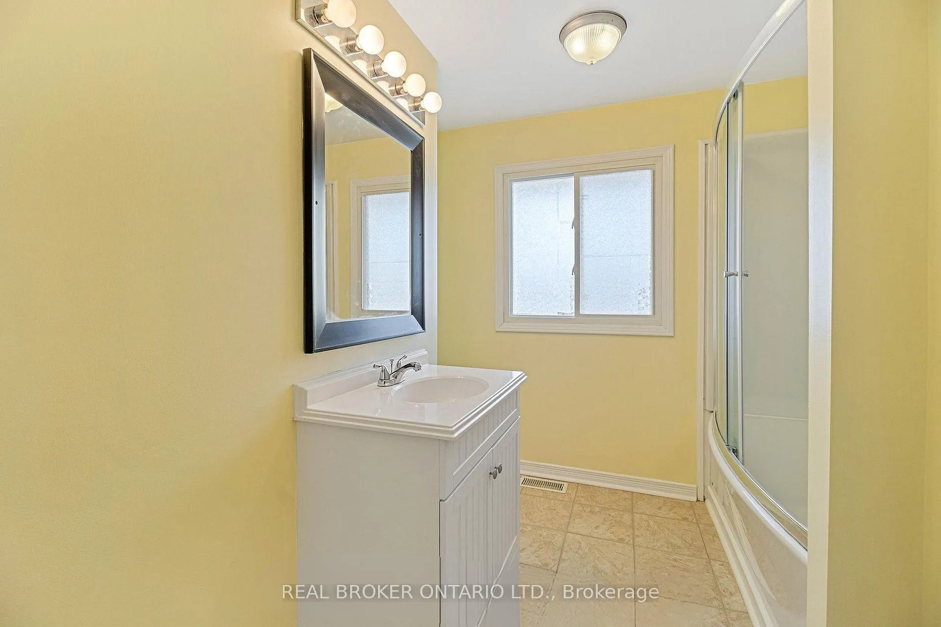Photo 15 of 18 Julie Drive, Thorold, Confederation Heights — HOMEH