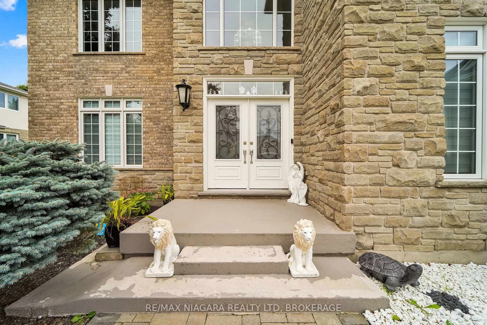 Photo 2 of 8018 Cathedral Drive, Niagara Falls, Mt. Carmel — HOMEH