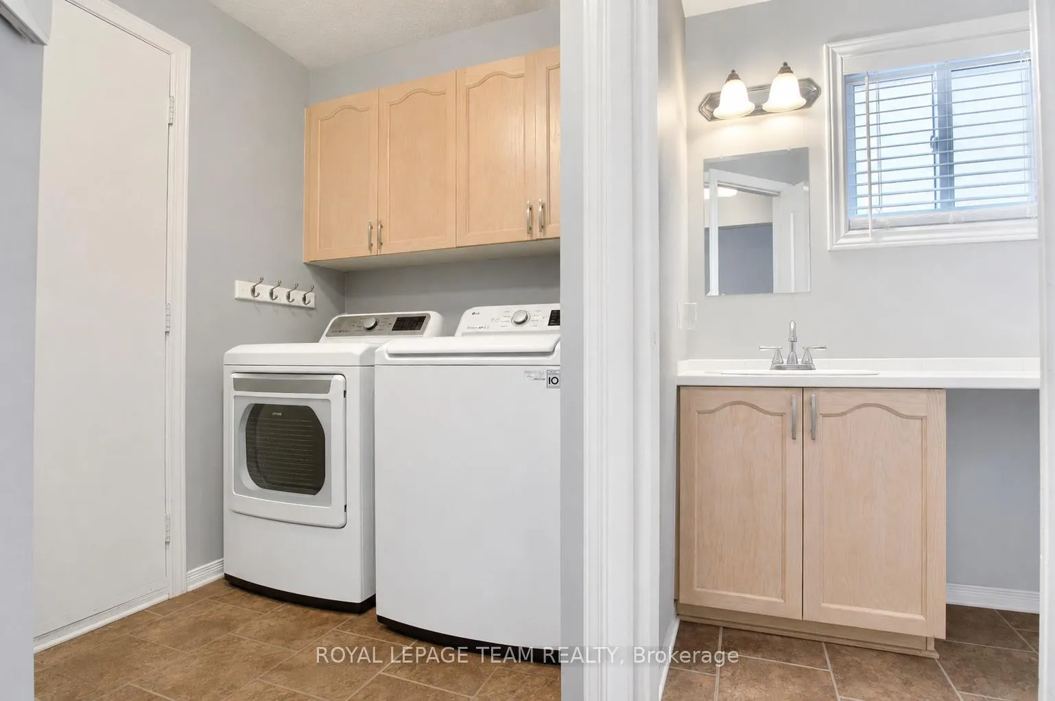 Photo 3 of 1949 Heatherwood Drive, Ottawa, Chapel Hill South - Orleans Village — HOMEH