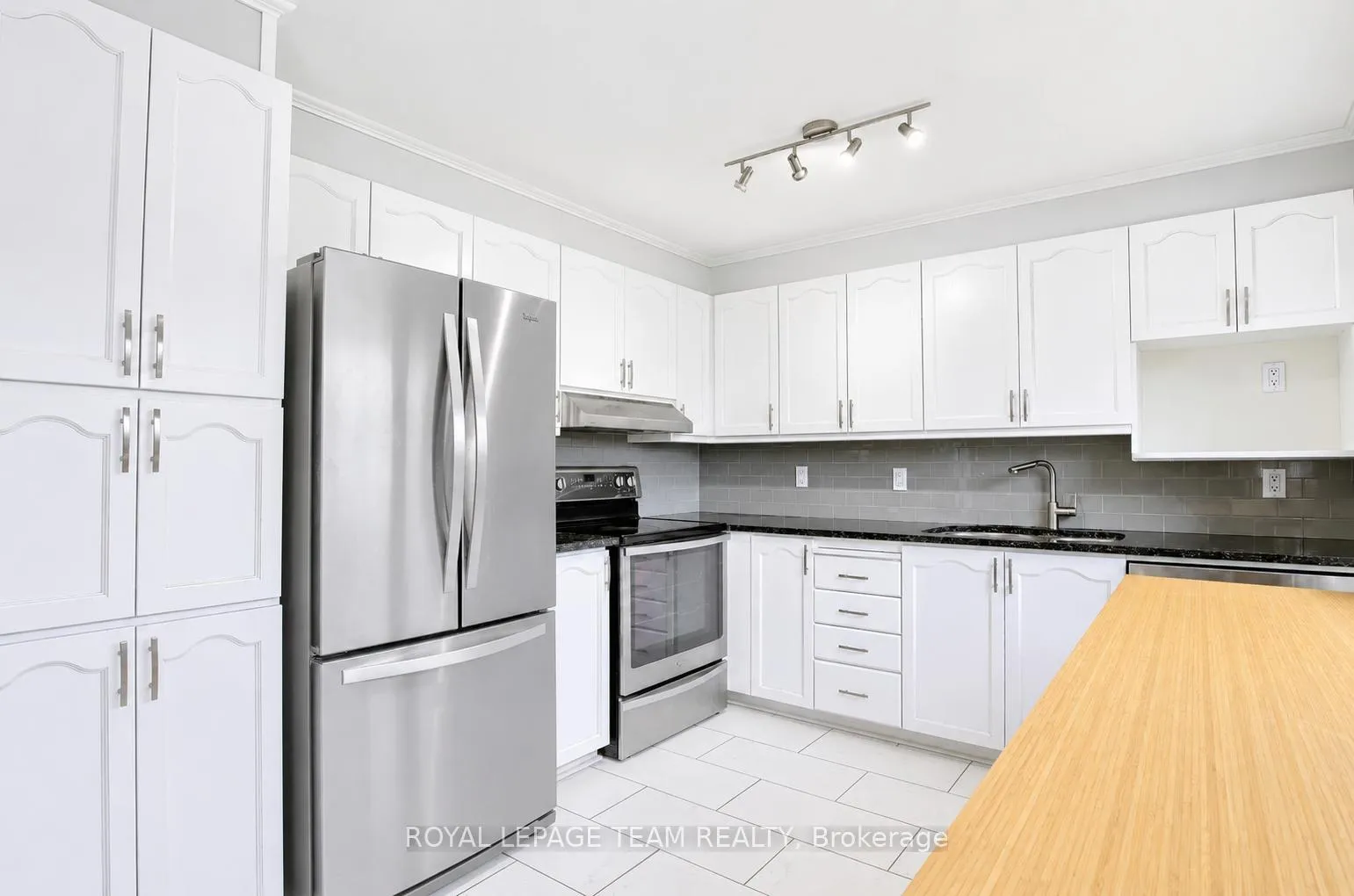 Photo 7 of 1949 Heatherwood Drive, Ottawa, Chapel Hill South - Orleans Village — HOMEH