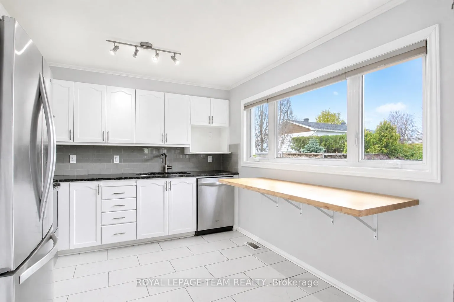 Photo 8 of 1949 Heatherwood Drive, Ottawa, Chapel Hill South - Orleans Village — HOMEH