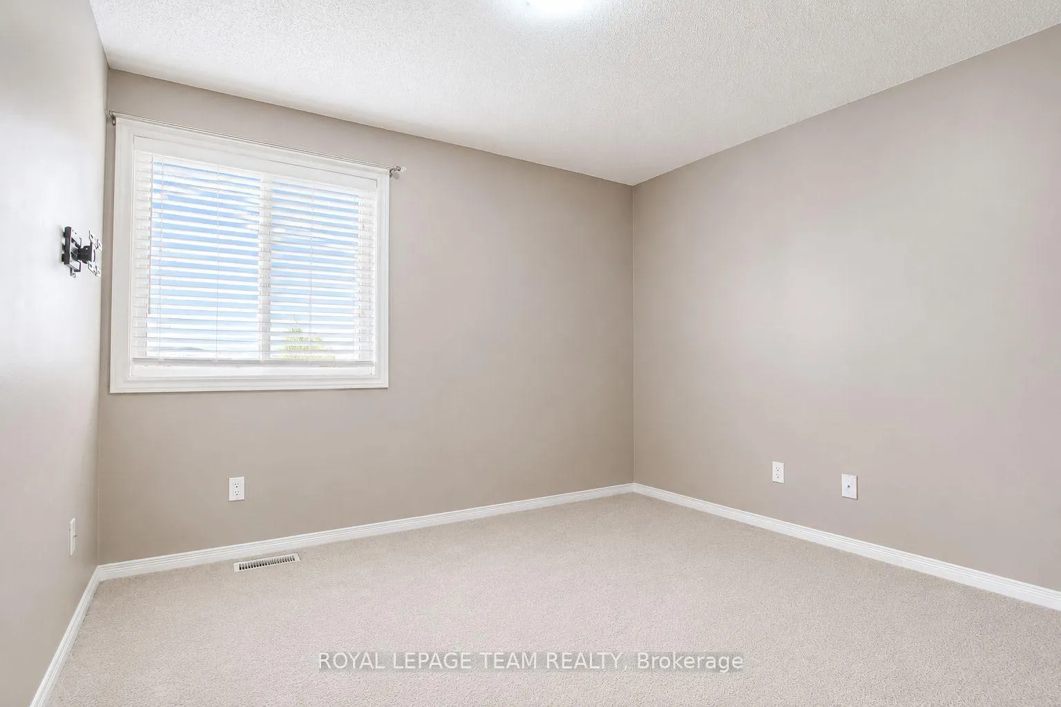 Photo 13 of 1949 Heatherwood Drive, Ottawa, Chapel Hill South - Orleans Village — HOMEH