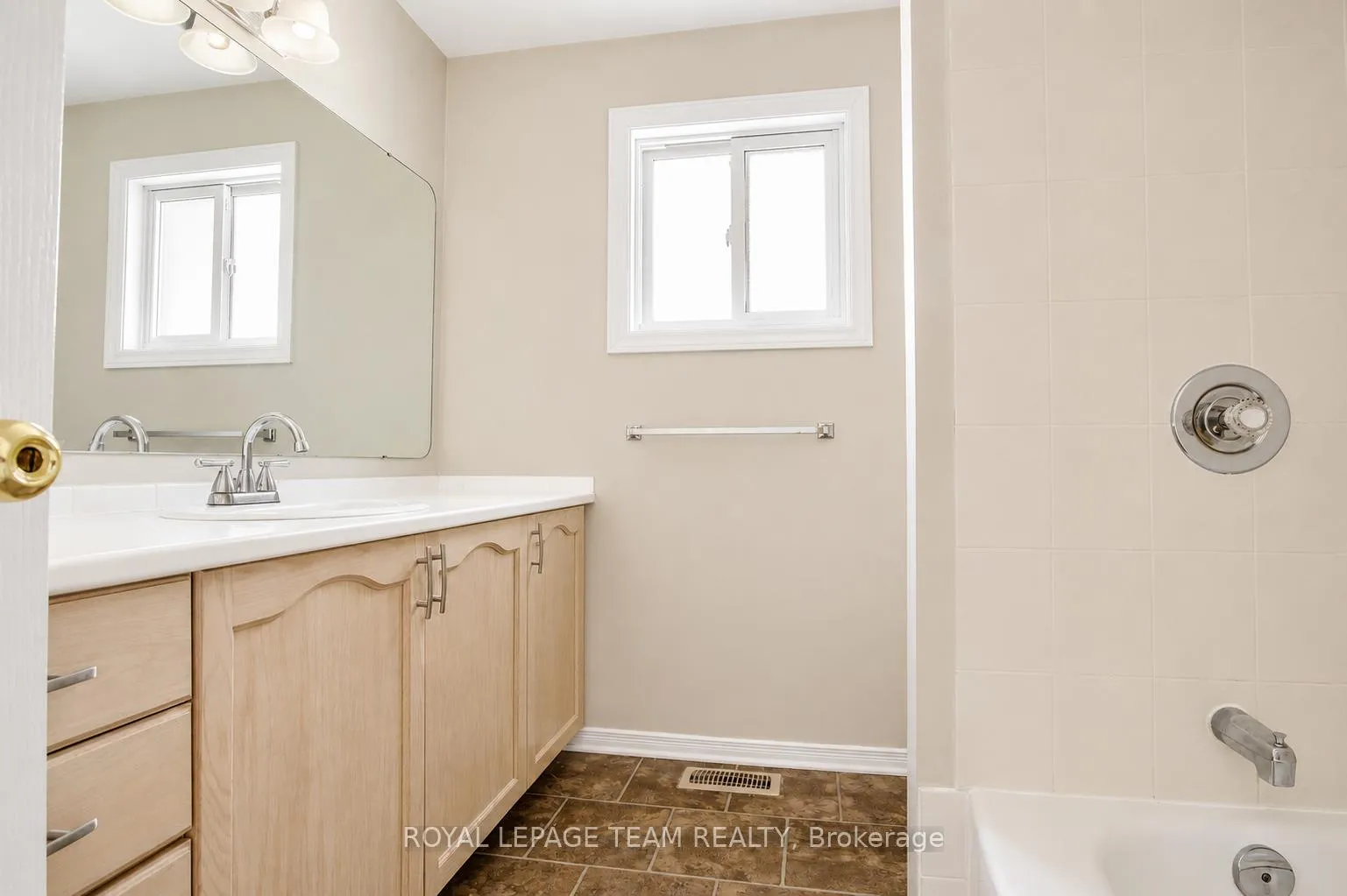Photo 15 of 1949 Heatherwood Drive, Ottawa, Chapel Hill South - Orleans Village — HOMEH