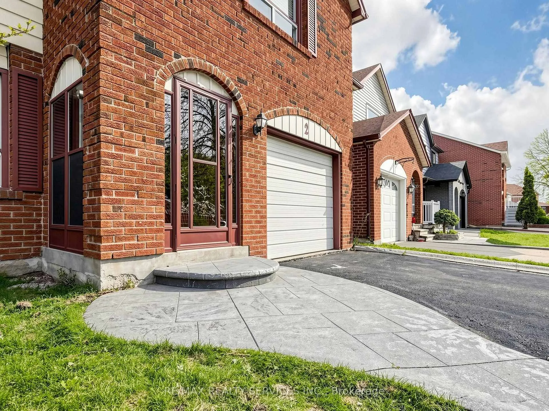 Photo 3 of 2 Bryant Court, Brampton, Brampton West — HOMEH