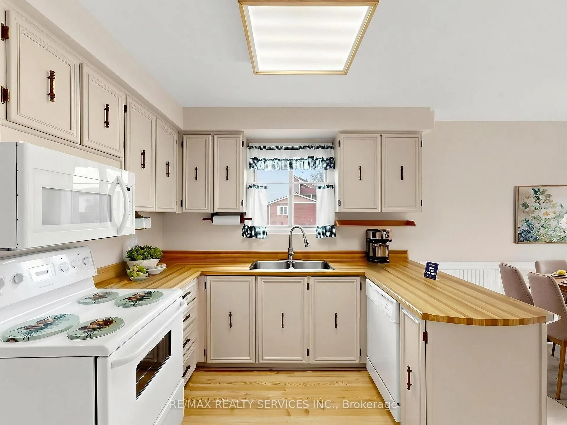Photo 9 of 2 Bryant Court, Brampton, Brampton West — HOMEH